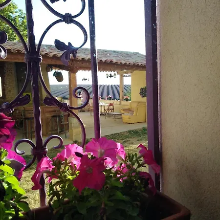 A La Ferme Au Milieu Des Lavandes Valensole